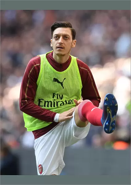 Mesut Ozil Warming Up: Tottenham vs. Arsenal, Premier League 2018-19