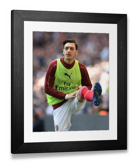 Framed Print : Mesut Ozil Warming Up: Tottenham vs. Arsenal, Premier League 2018-19 Framed Print : Mesut Ozil Warming Up: Tottenham vs. Arsenal, Premier League 2018-19