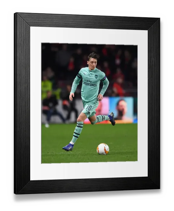 Framed Print : Mesut Ozil Plays for Arsenal Against Stade Rennais in UEFA Europa League (2018-19) Framed Print : Mesut Ozil Plays for Arsenal Against Stade Rennais in UEFA Europa League (2018-19)