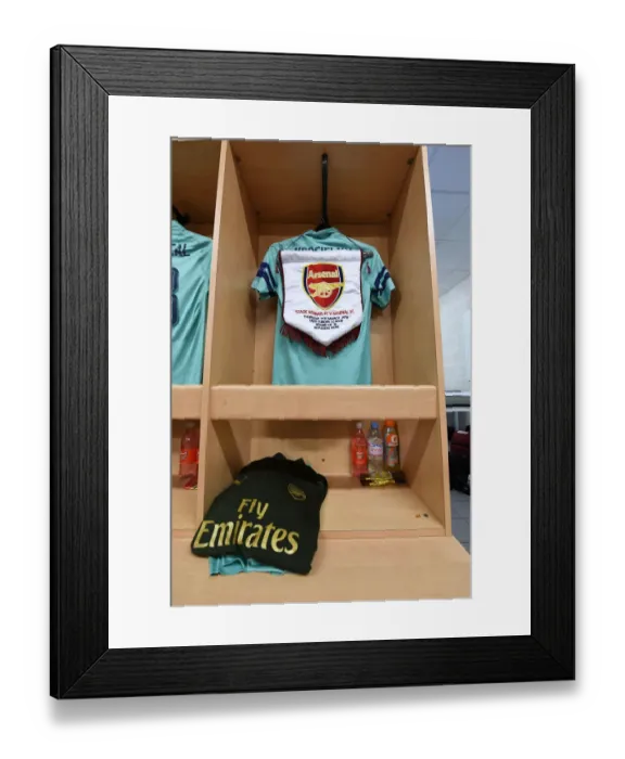 Framed Print : Arsenal's Unified Focus: Pre-Match Huddle before UEFA Europa League Clash against Stade Rennais