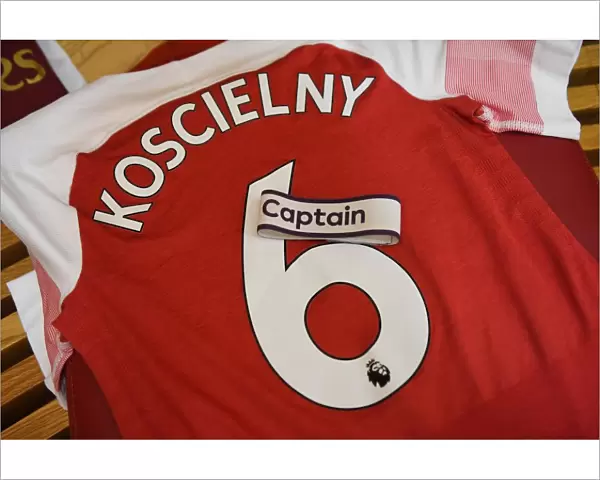 Arsenal's Koscielny Dons Captain's Armband Ahead of Arsenal vs Manchester United (2018-19)