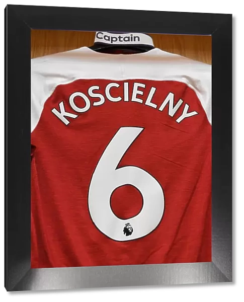 Arsenal's Laurent Koscielny Dons Captain's Armband Ahead of Arsenal vs Manchester United (2018-19)