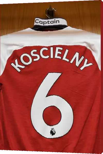 Arsenal's Laurent Koscielny Dons Captain's Armband Ahead of Arsenal vs Manchester United (2018-19)