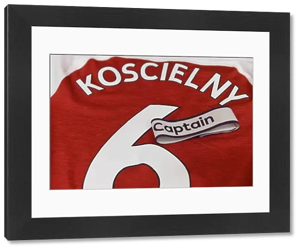Laurent Koscielny Dons Arsenal Captain's Armband vs Manchester United (2018-19)
