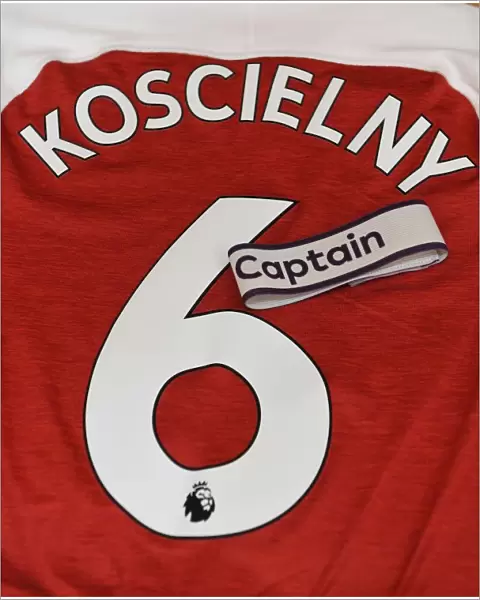 Laurent Koscielny Wears Arsenal Captain's Armband Ahead of Arsenal vs Manchester United (2018-19)