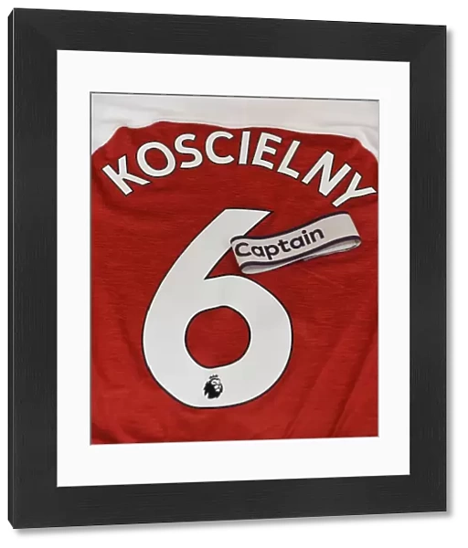 Laurent Koscielny Wears Arsenal Captain's Armband Ahead of Arsenal vs Manchester United (2018-19)