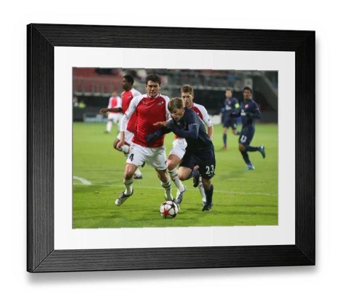 Framed Print : Arshavin vs Moreno: 1-1 Stalemate in the Champions League between Arsenal and AZ Alkmaar, October 2009 Framed Print : Arshavin vs Moreno: 1-1 Stalemate in the Champions League between Arsenal and AZ Alkmaar, October 2009