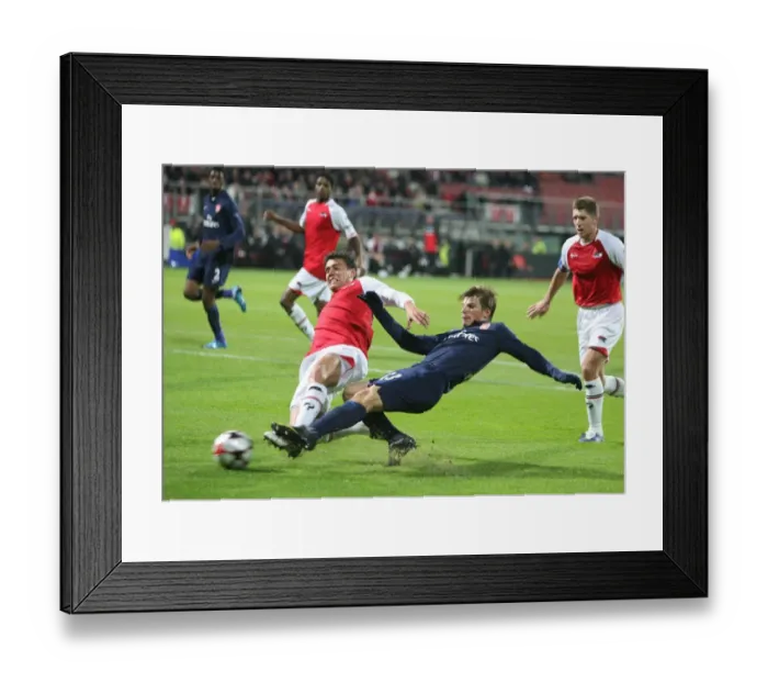 Framed Print : Andrey Arshavin (Arsenal) Hector Moreno (AZ Alkmaar)