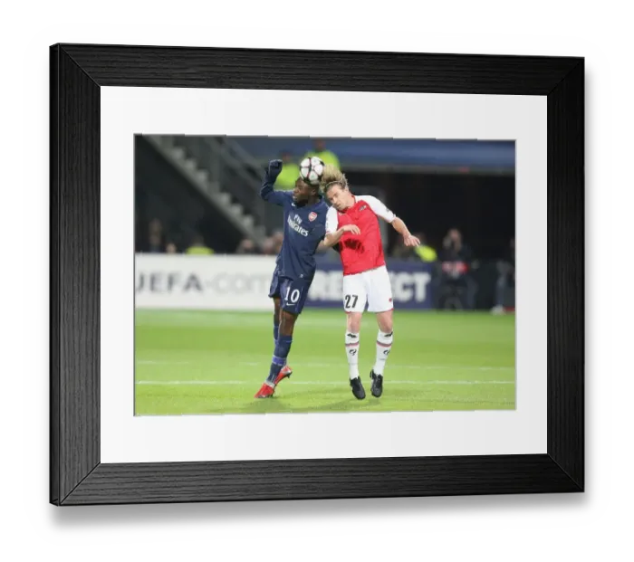 Framed Print : William Gallas (Arsenal) Brett Holman (AZ Alkmaar)
