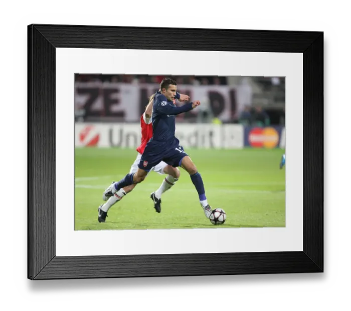 Framed Print : Robin van Persie (Arsenal) Brett Holman (AZ Alkmaar) Framed Print : Robin van Persie (Arsenal) Brett Holman (AZ Alkmaar)