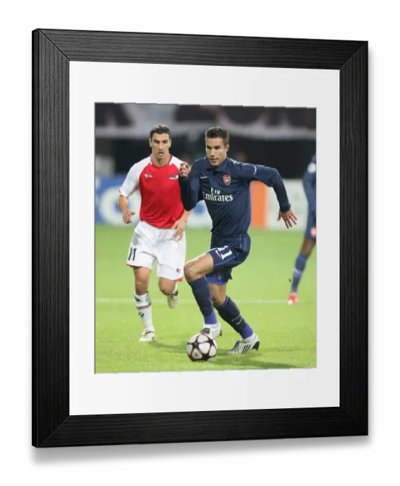 Framed Print : Robin van Persie (Arsenal) Maarten Martens (AZ Alkmaar) Framed Print : Robin van Persie (Arsenal) Maarten Martens (AZ Alkmaar)