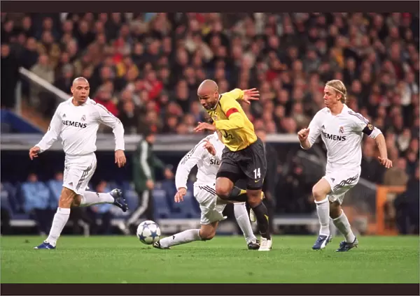 Thierry Henry goes away from Ronaldo and Guti (Real) on his way to scoring Arsenals goal