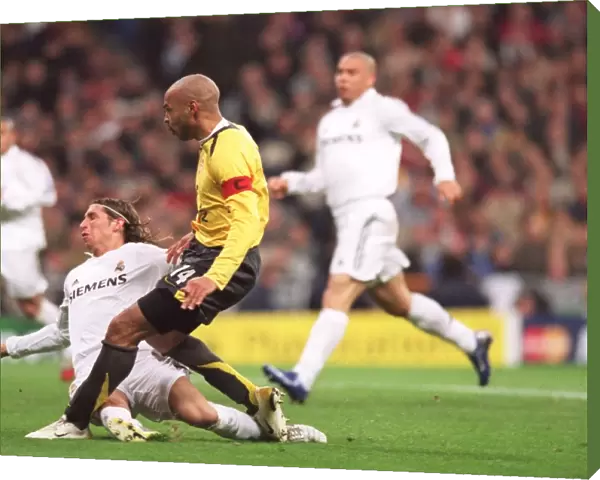Thierry Henry scores Arsenals goal under presure from Sergio Ramos (Real)
