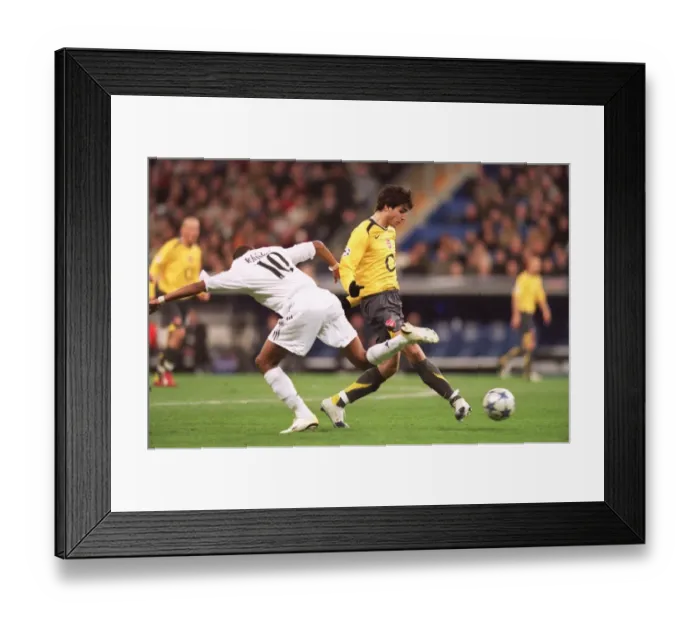 Framed Print : Cesc Fabregas (Arsenal) Robinho (Real). Real Madrid 0: 1 Arsenal Framed Print : Cesc Fabregas (Arsenal) Robinho (Real). Real Madrid 0: 1 Arsenal