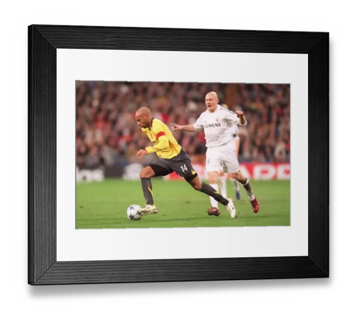 Framed Print : Thierry Henry (Arsenal) Thomas Gravesen (Real). Real Madrid 0: 1 Arsenal Framed Print : Thierry Henry (Arsenal) Thomas Gravesen (Real). Real Madrid 0: 1 Arsenal