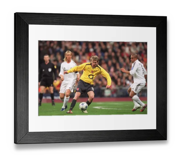 Framed Print : Alex Hleb (Arsenal) Roberto Carlos (Real). Real Madrid 0: 1 Arsenal