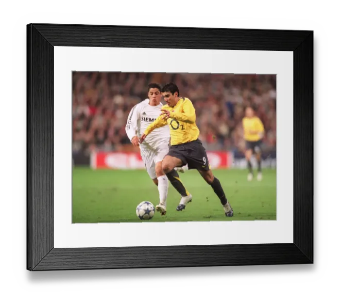 Framed Print : Jose Reyes (Arsenal) Cicinho (Real). Real Madrid 0: 1 Arsenal