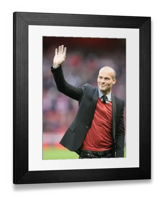 Framed Print : Arsenal legend Freddie Ljungberg waves to the fans before the match. Arsenal 2 Framed Print : Arsenal legend Freddie Ljungberg waves to the fans before the match. Arsenal 2