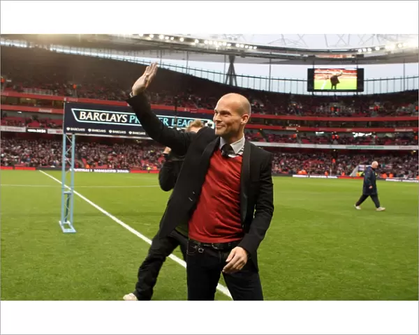 Freddie Ljungberg (Ex Arsenal) waves to the fans before the match. Arsenal 2: 0 Stoke City