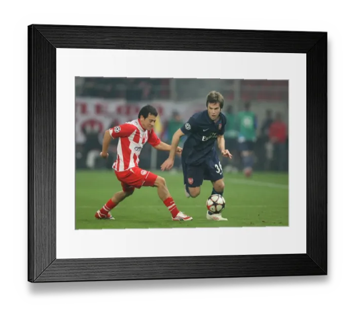 Framed Print : Tom Cruise (Arsenal) Luciano Galletti (Olympiacos). Olympiacos 1: 0 Arsenal Framed Print : Tom Cruise (Arsenal) Luciano Galletti (Olympiacos). Olympiacos 1: 0 Arsenal