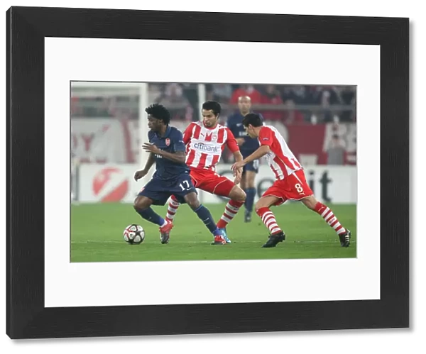Alex Song (Arsenal) Dudu and ├«scar Gonz lez. Olympiacos 1: 0 Arsenal