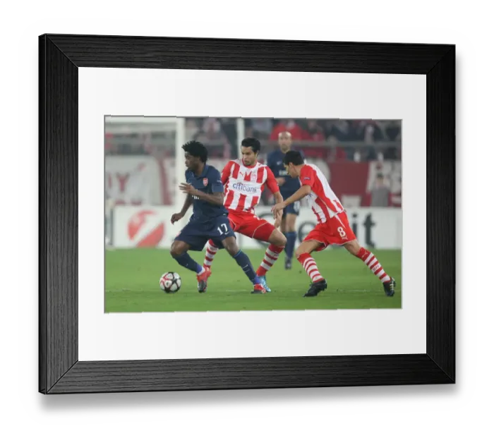 Framed Print : Alex Song (Arsenal) Dudu and îscar Gonz lez. Olympiacos 1: 0 Arsenal Framed Print : Alex Song (Arsenal) Dudu and îscar Gonz lez. Olympiacos 1: 0 Arsenal