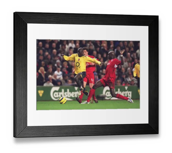 Framed Print : Emmanuel Eboue (Arsenal) Momo Sissoko (Liverpool). Liverpool 1: 0 Arsenal Framed Print : Emmanuel Eboue (Arsenal) Momo Sissoko (Liverpool). Liverpool 1: 0 Arsenal