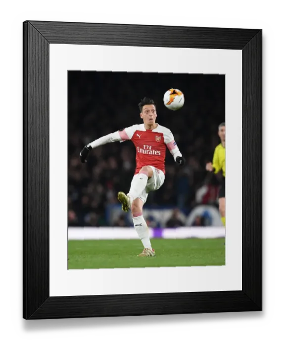 Framed Print : Mesut Ozil in Europa League Action: Arsenal vs. S.S.C. Napoli (2018-19)