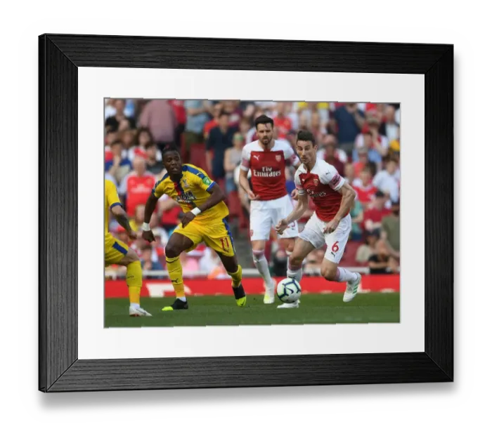 Framed Print : Koscielny vs Zaha: A Battle of Defensive Giants in Arsenal vs Crystal Palace Clash