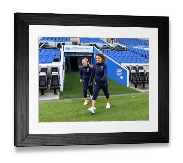 Framed Print : Arsenal Women: Van de Donk and Mead Prepare for Kick-off Against Brighton & Hove Albion