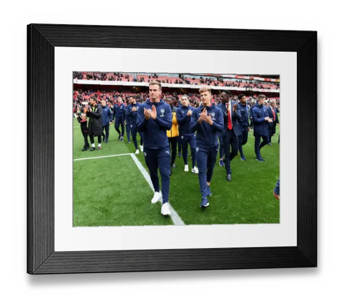 Framed Print : Arsenal Players Celebrate with Fans after Victory over Brighton & Hove Albion