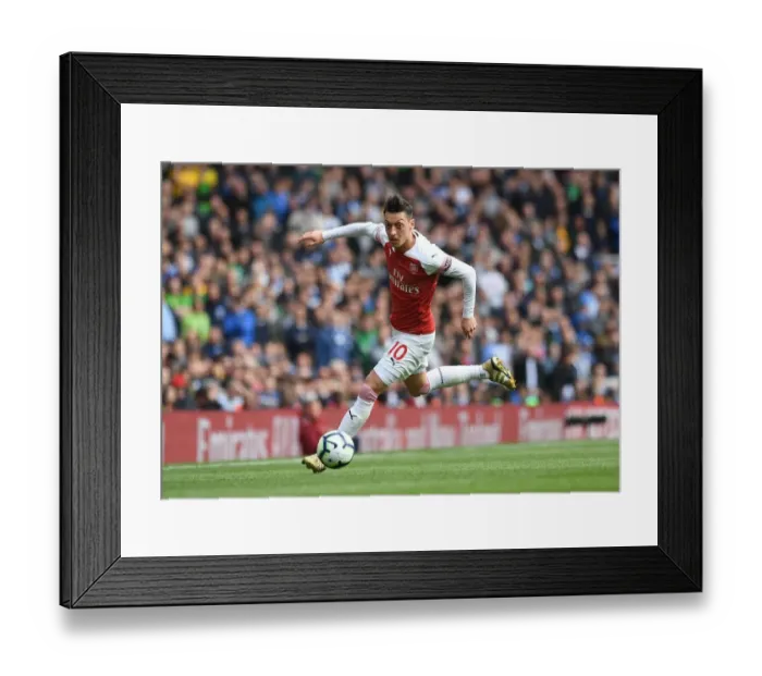 Framed Print : Mesut Ozil: Arsenal Star in Action against Brighton & Hove Albion, Premier League 2018-19 Framed Print : Mesut Ozil: Arsenal Star in Action against Brighton & Hove Albion, Premier League 2018-19