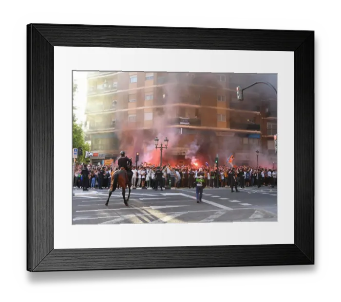 Framed Print : Valencia vs Arsenal: Tense Semi-Final Showdown at Europa League's Estadio Mestalla Framed Print : Valencia vs Arsenal: Tense Semi-Final Showdown at Europa League's Estadio Mestalla