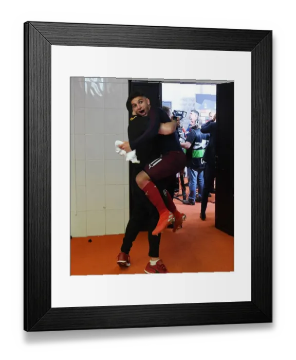 Framed Print : Arsenal's Europa League Triumph: Lucas Torreira Celebrates Final Victory over Valencia
