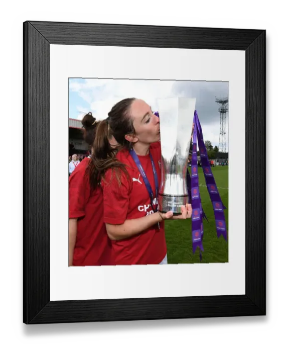 Framed Print : Arsenal Women's Historic WSL Title Win: Celebrating with Captain Lisa Evans and the Trophy