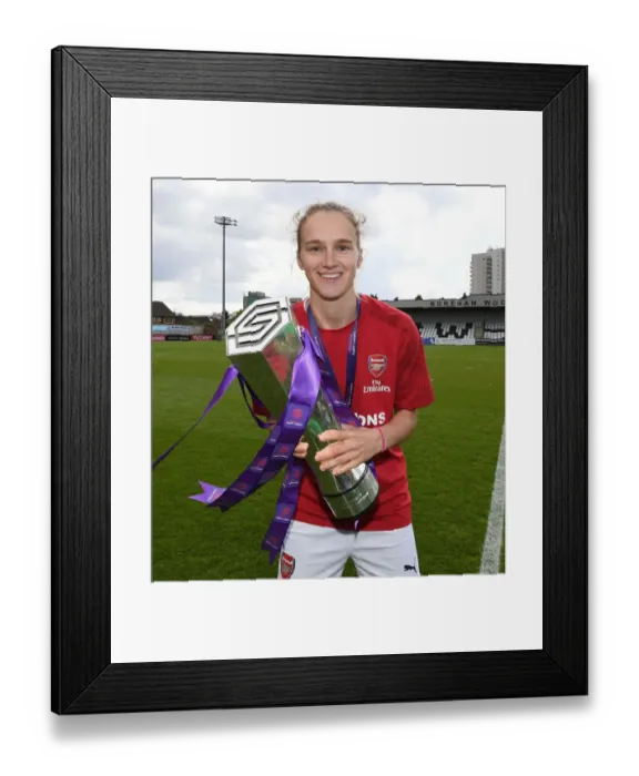 Framed Print : Vivianne Miedema Lifts WSL Trophy: Arsenal Women Celebrate Championship Win Against Manchester City
