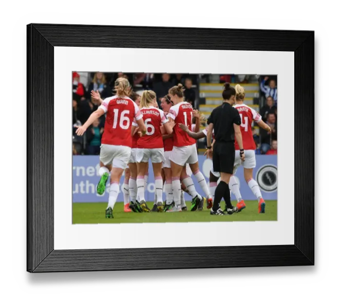 Framed Print : Emma Mitchell Scores the Thrilling WSL Winning Goal for Arsenal Against Manchester City