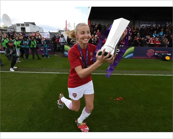 Leah Williamson and Arsenal Women Celebrate WSL Title Triumph over Manchester City