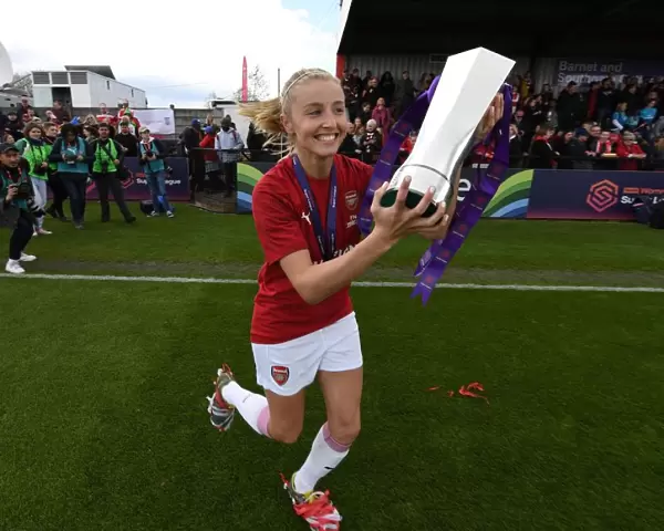Leah Williamson and Arsenal Women Celebrate WSL Title Triumph over Manchester City