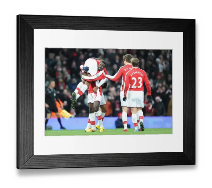 Framed Print : Abou Diaby celebrates scoring the 3rd Arsenal goal with Theo Walcott, Emmanuel Eboue