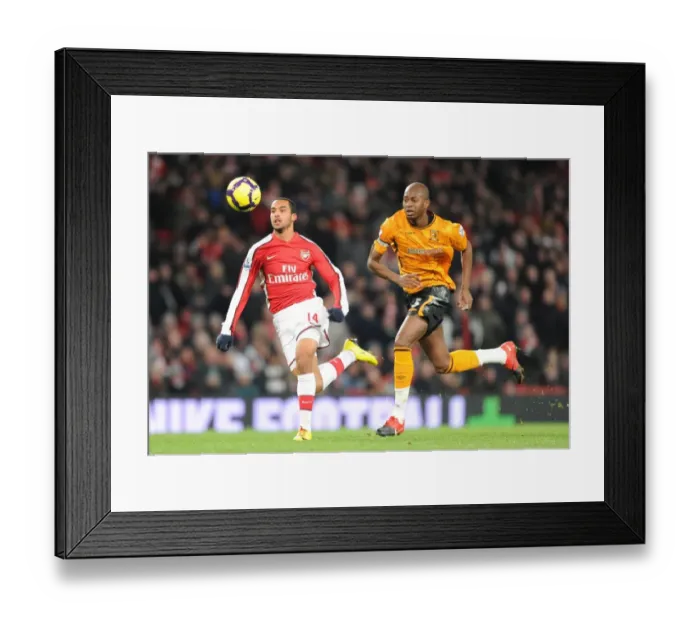 Framed Print : Theo Walcott (Arsenal) Anthony Gardner (Hull). Arsenal 3: 0 Hull City, Barclays Premier league