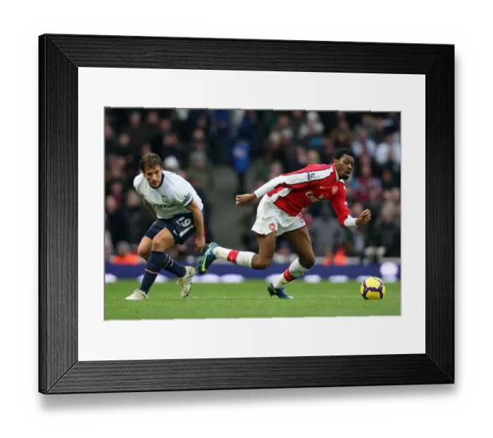 Framed Print : Arsenal Triumphs Over Aston Villa: Abou Diaby and Stiliyan Petrov Clash in a 3-0 Barclays Premier League Battle at Emirates Stadium (December 2009)