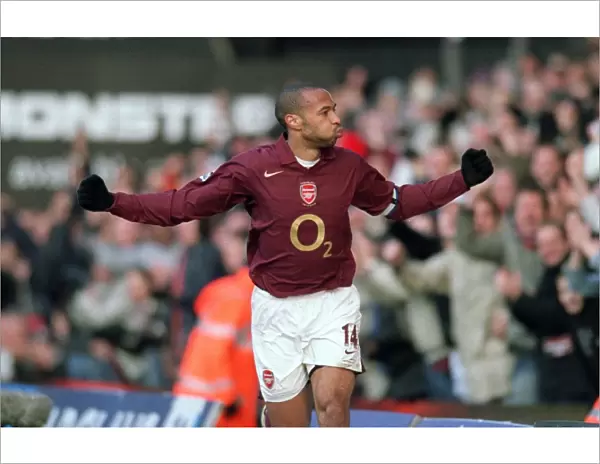 Thierry Henry celebrates scoring Arsenals 3rd goal his 2nd. Fulham 0: 4 Arsenal