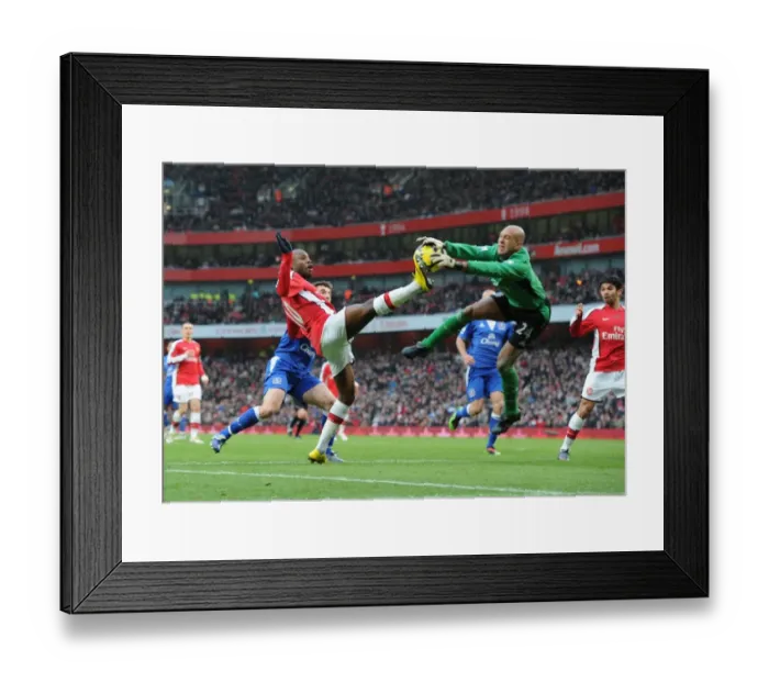 Framed Print : Arsenal vs Everton: Gallas vs Howard - 2-2 Stalemate at Emirates Stadium, Premier League 2010