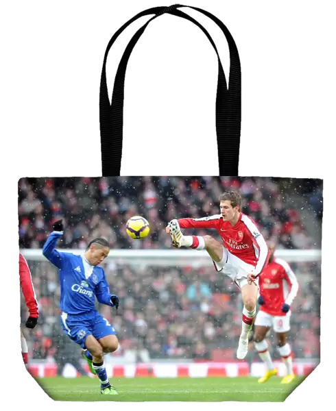 Aaron Ramsey (Arsenal) Steven Pienaar (Everton). Arsenal 2: 2 Everton, Barclays Premier League