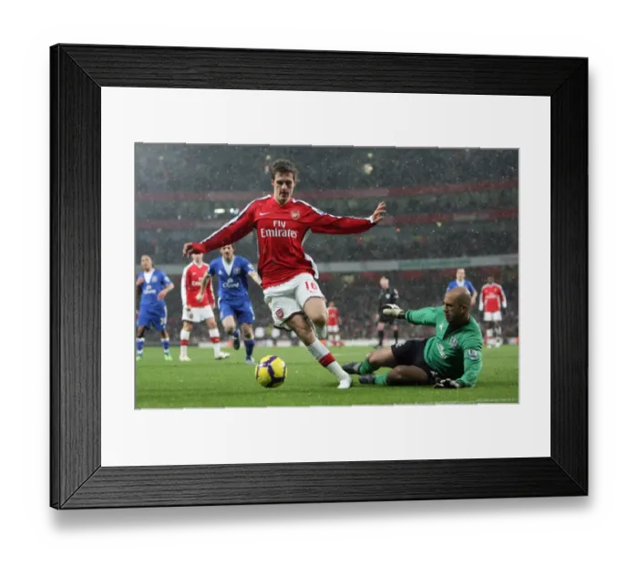 Framed Print : Aaron Ramsey (Arsenal) Tim Howard (Everton). Arsenal 2: 2 Everton. Barclays Premier League Framed Print : Aaron Ramsey (Arsenal) Tim Howard (Everton). Arsenal 2: 2 Everton. Barclays Premier League