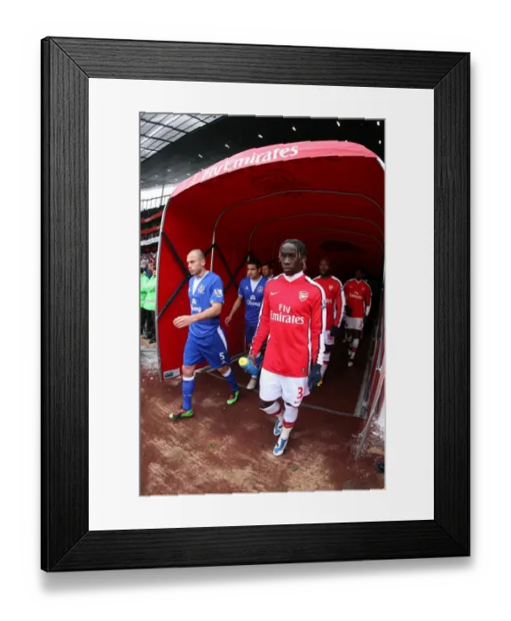 Framed Print : Bacary Sagna (Arsenal) walks out of the tunnel before the match. Arsenal 2: 2 Everton