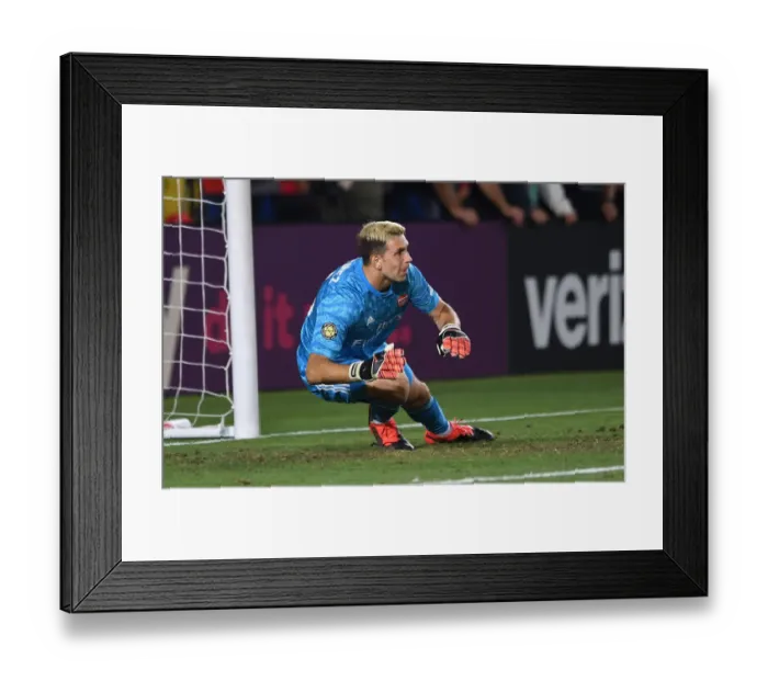 Framed Print : Arsenal's Emi Martinez Goes Head-to-Head Against Bayern Munich in International Champions Cup
