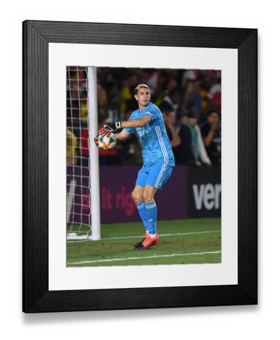 Framed Print : Arsenal's Emi Martinez Goes Head-to-Head Against Bayern Munich in International Champions Cup