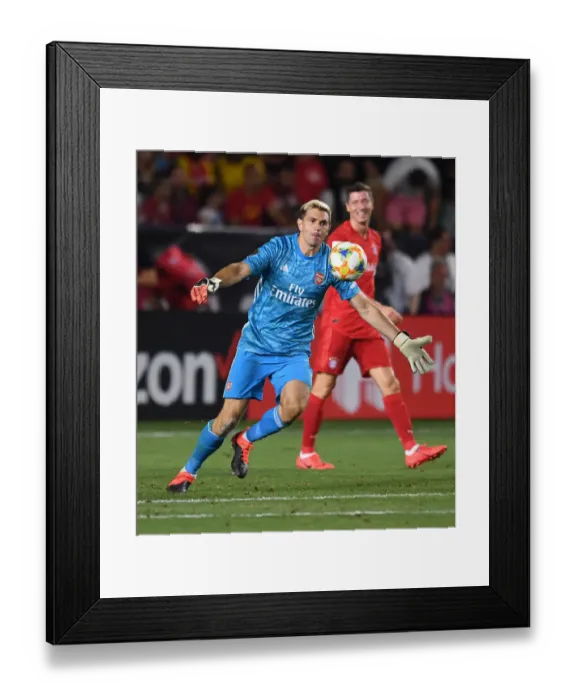 Framed Print : Arsenal's Emi Martinez Goes Head-to-Head Against Bayern Munich in International Champions Cup Clash